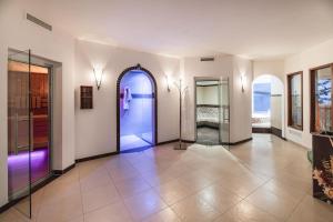 a hallway with a blue door in a house at Hotel Daniel Apartments in Selva