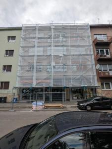 Budova, v ktorej sa apartmán nachádza