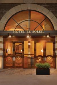 uma porta da frente do hotel com um sinal em Executive Hotel Le Soleil New York em Nova Iorque