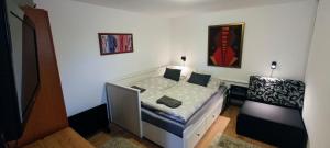 A bed or beds in a room at Kukucs Etyek Dézsafürdő Vendégház