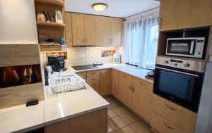 A kitchen or kitchenette at Kukucs Etyek Dézsafürdő Vendégház
