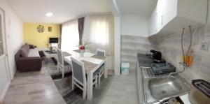 Kuchyň nebo kuchyňský kout v ubytování Apartmani Romansa Perucac