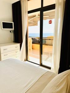 Giường trong phòng chung tại Casa HUGO - ocean view, quiet pool, fibre net, los Gigantes +33 ảnh