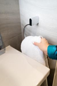 Un pat sau paturi într-o cameră la Clayton Hotel Cardiff