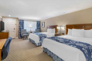 une chambre d'hôtel avec deux lits et un bureau dans l'établissement Juniper Hill Inn, à Ogunquit 101 autres photos