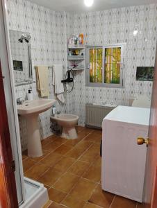 a bathroom with a sink and a toilet and a tub at Casa María in Moclín