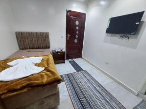 Televiisor ja/või meelelahutuskeskus majutusasutuses فندق كايرو زد-cairo zed hotel
