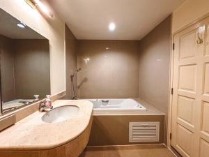a bathroom with a sink and a bath tub at Chez Moi Bangkok Private Executive Residence Sukhumvit 26 in Khlong Toei +106 photos