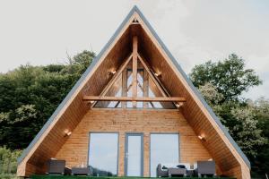 BoiuA pe lac的一座带窗户的三角形屋顶房屋