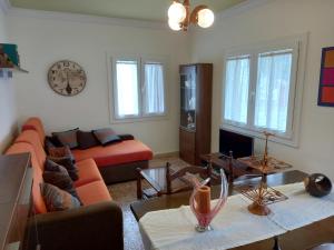 a living room with a couch and a clock on the wall at Casa Acantilado Barreiros in Barreiros