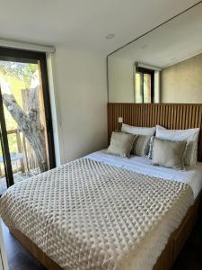 sypialnia z dużym łóżkiem z dużym lustrem w obiekcie maison du olival 
