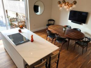 TV a/nebo společenská místnost v ubytování Homestay SW6 Near Central London! A Plus Double Bed and Private Bath + 2 fotografie