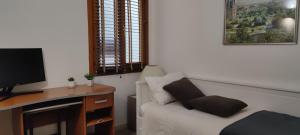 TV a/nebo společenská místnost v ubytování Superb flat in the centre of capital, ski, Caldea