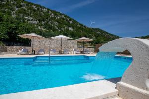 Bazén v ubytovaní Villa Elin - Private Pool & Peaceful Family Retreat near Omiš alebo v jeho blízkosti