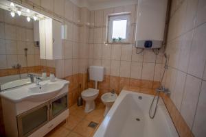 Kúpeľňa v ubytovaní Villa Elin - Private Pool & Peaceful Family Retreat near Omiš