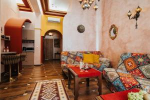 salon z dwiema kanapami i stołem w obiekcie Apartament Shahrazad w Krakowie +37 zdjęć