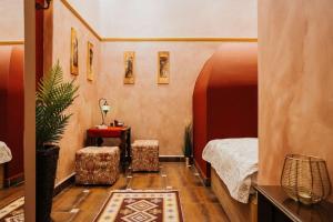 mały pokój z łóżkiem, stołem i stołem o wymiarach sześciu w obiekcie Apartament Shahrazad w Krakowie