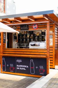 Certifikát, hodnocení, plakát nebo jiný dokument vystavený v ubytování Pr'Finzgar
