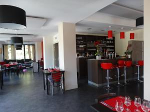 Lounge o bar area sa Hotel Restaurant L Echo du Lac