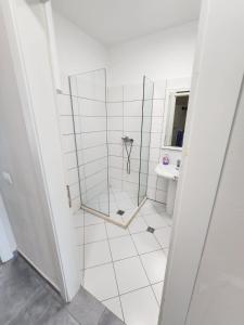 een badkamer met douche en wastafel bij Home holiday kozmai in Shëngjin