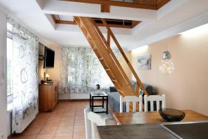 a kitchen and living room with a table and chairs at Ferienhäuschen am See in Bestensee