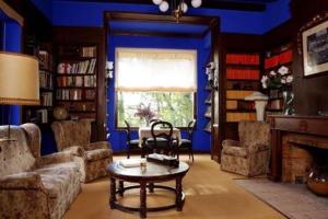sala de estar con paredes azules y mesa en Hotel Torre Marti, en Sant Juliá de Vilatorta