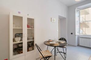 una sala da pranzo con tavolo e sedie in cucina di Bilocale Mazzini a Ventimiglia Altre 9 foto