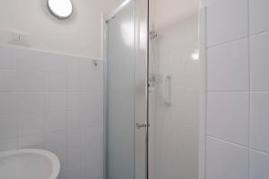 un bagno con doccia, wc e lavandino di Bilocale Mazzini a Ventimiglia