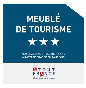 ein blaues Schild mit weißen Sternen und den Worten mobiler Tourismus in der Unterkunft Les Restanques, Bastides 3105, vue Golfe Saint Tropez in Grimaud