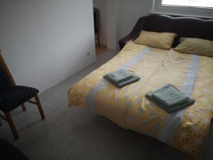 a bedroom with a bed with two towels on it at Sobe Zeleni raj in Podnart