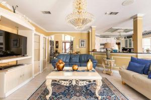 Χώρος καθιστικού στο The Estate Home