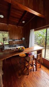 una cocina con una gran mesa de madera y sillas en Monte Santo Y Café en Monteverde Costa Rica