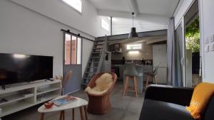 Μια τηλεόραση ή/και κέντρο ψυχαγωγίας στο La maison de Marie Hélène 2 piscine partagée