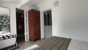 Ένα ή περισσότερα κρεβάτια σε δωμάτιο στο La maison de Marie Hélène 2 piscine partagée +24 φωτογραφίες