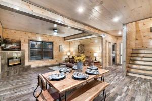 Fotografie z fotogalerie ubytování Fun Family Stay, 5-Bedrooms, Hot Tub, Dog-Friendly v destinaci Sevierville