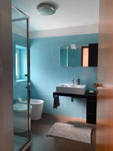 un bagno blu con lavandino e vasca di Daydream a Trabia