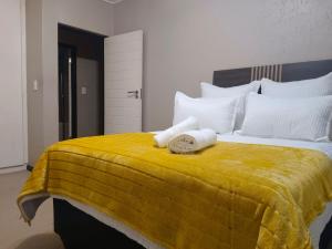 Ένα ή περισσότερα κρεβάτια σε δωμάτιο στο Cozy Apartment In A 19 Hole Golf Course, Roodepoort