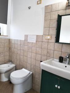 La salle de bains est pourvue de toilettes et d'un lavabo. dans l'établissement Appartamento Porto Marina, à Licata