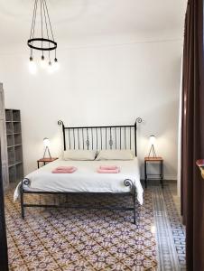- une chambre avec un lit et 2 serviettes roses dans l'établissement Appartamento Porto Marina, à Licata
