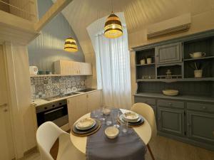 a kitchen with a table and chairs in a room at la casa di NU in Bisceglie