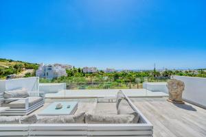 Balkon lub taras w obiekcie 2288 new modern penthouse with privat pool