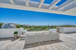 Balkon lub taras w obiekcie 2288 new modern penthouse with privat pool