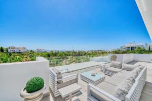 Balkon lub taras w obiekcie 2288 new modern penthouse with privat pool