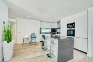 Kuchnia lub aneks kuchenny w obiekcie 2288 new modern penthouse with privat pool