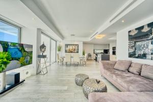 salon z kanapą i telewizorem z płaskim ekranem w obiekcie 2288 new modern penthouse with privat pool w mieście Estepona