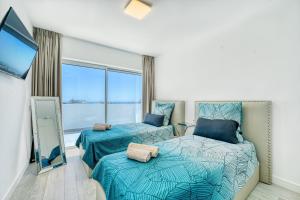 sypialnia z dwoma łóżkami i telewizorem z płaskim ekranem w obiekcie 2288 new modern penthouse with privat pool w mieście Estepona +37 zdjęć