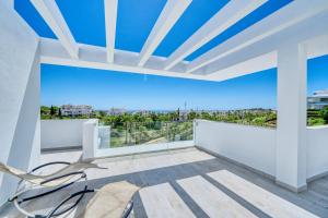 Balkon lub taras w obiekcie 2288 new modern penthouse with privat pool