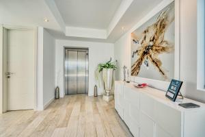 Telewizja i/lub zestaw kina domowego w obiekcie 2288 new modern penthouse with privat pool