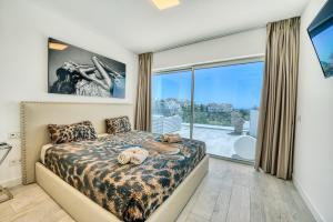 sypialnia z łóżkiem i dużym oknem w obiekcie 2288 new modern penthouse with privat pool w mieście Estepona