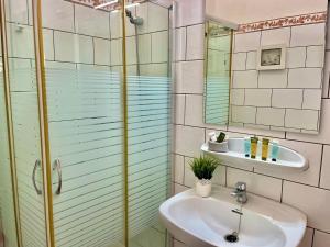 Et badeværelse på Bungalow Caserio 48 by SunHousesCanarias + 18 billeder